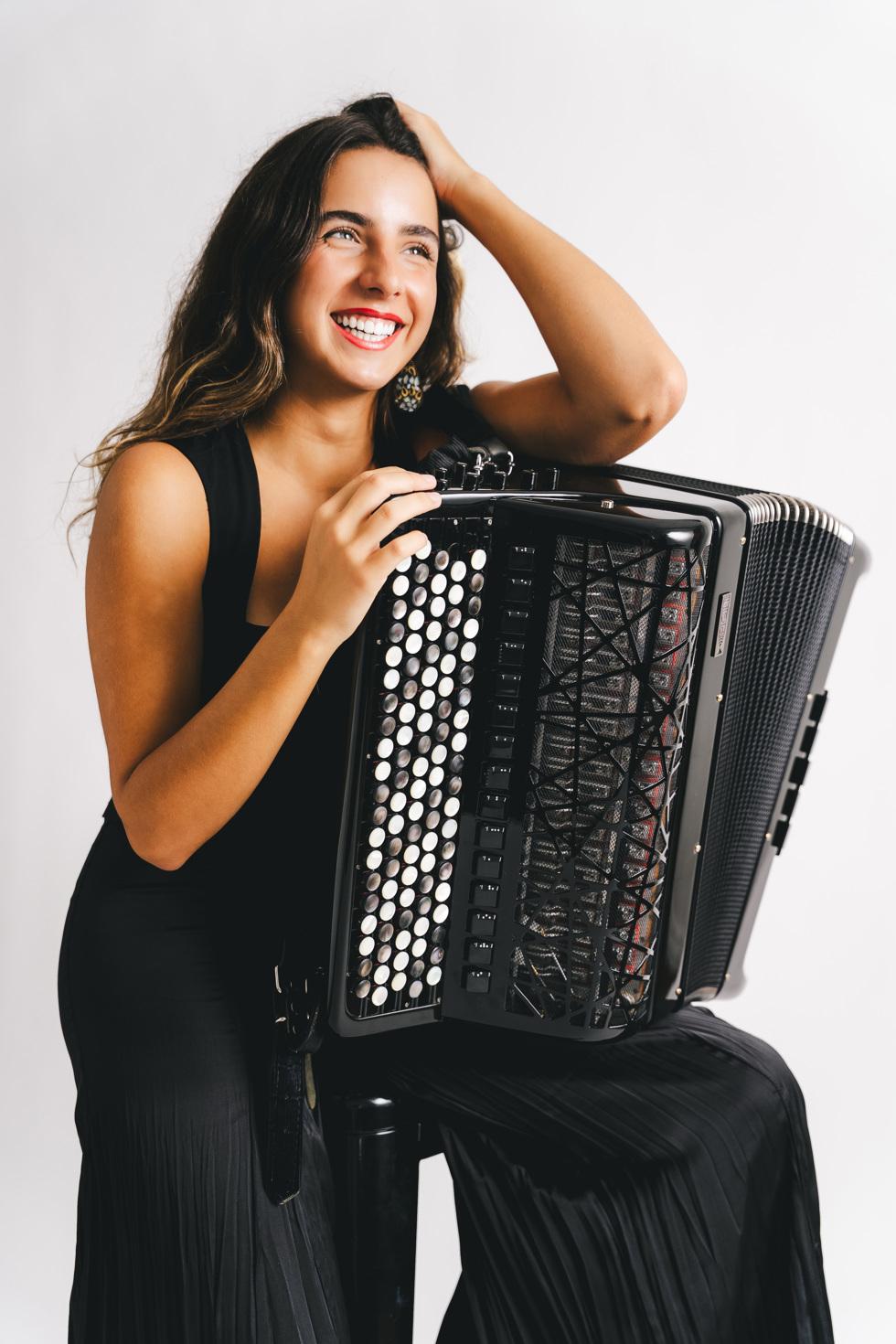 Sofia Ros plays Accordion